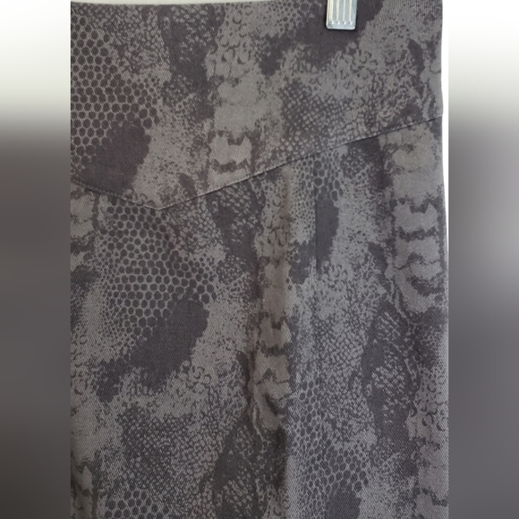 ⚪2/$20 BDG Urban Outfitters Gray Python Print Denim Mini Skirt - Picture 3 of 10